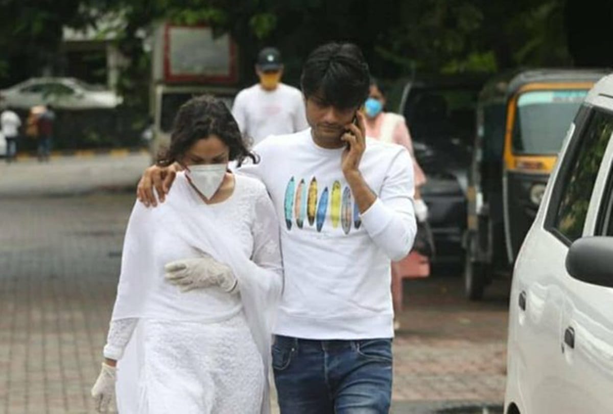 Sushant Singh Rajput committed suicide His ex girlfriend Ankita Lokhande seen at his Bandra residence