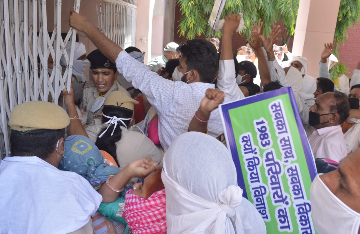 protest, teacher, police