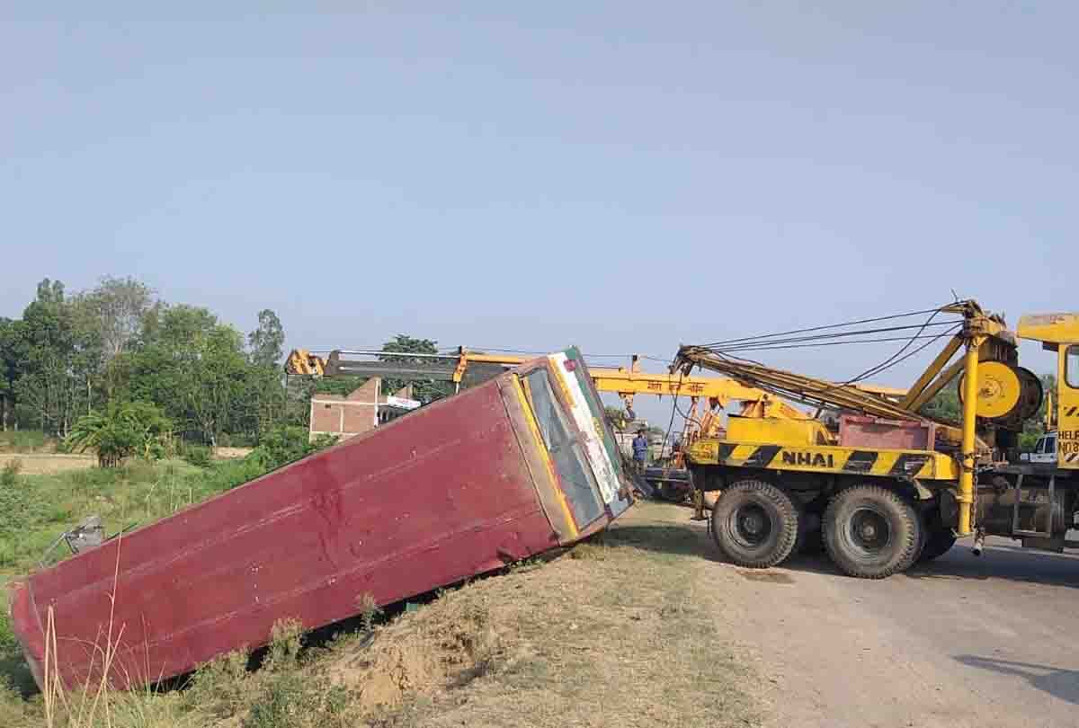 UP: bus falls into pit in Etawah on national highway, one killed, eight riders injured