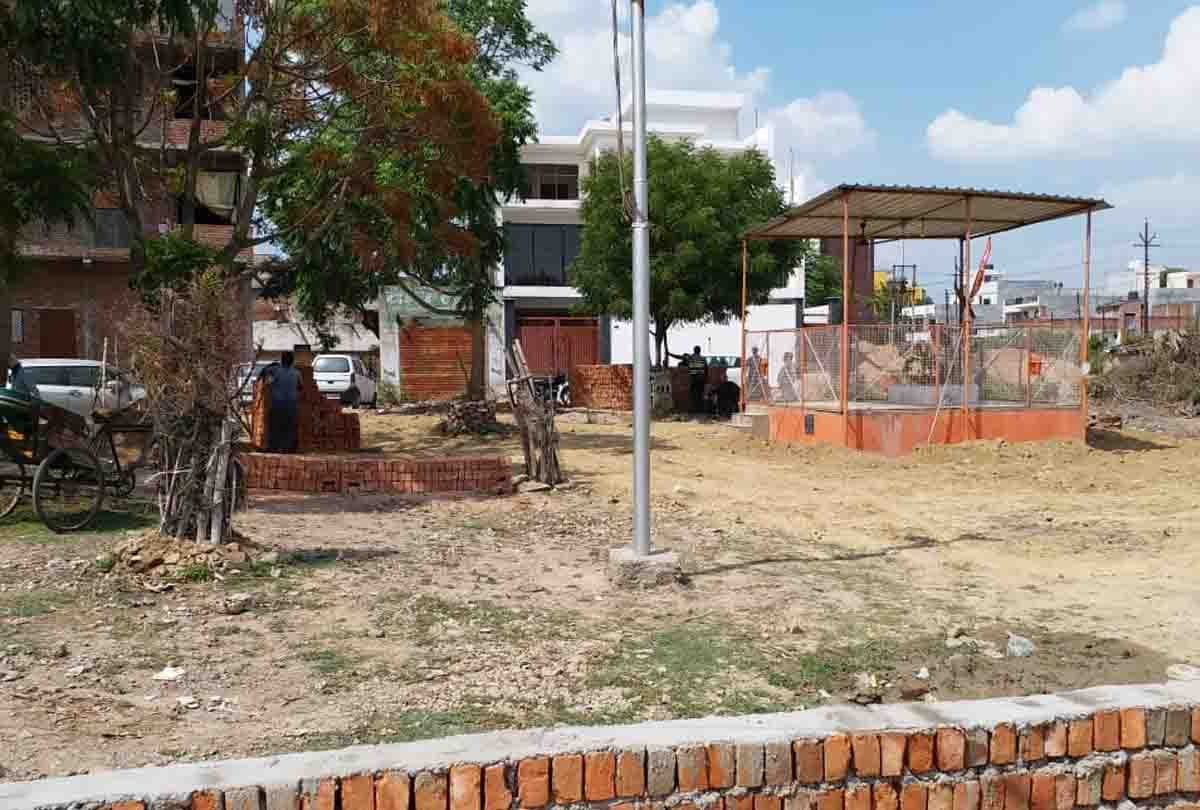 Congress leader removes Atal Bihari's statue to take possession of seven crore land