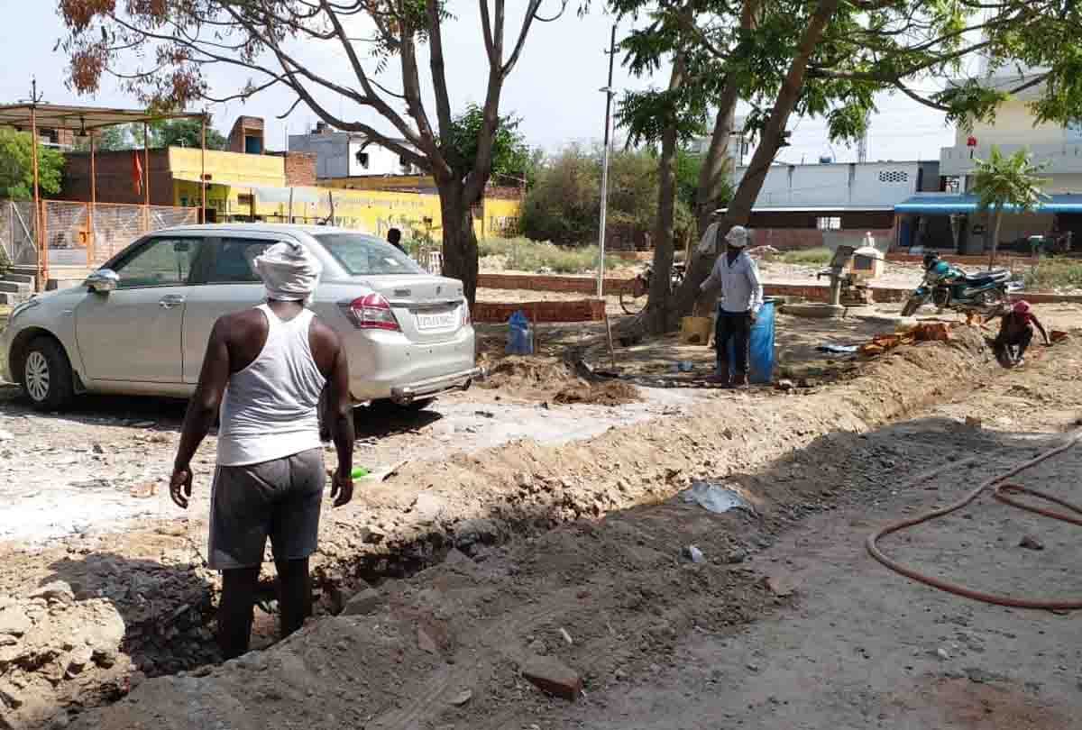 Congress leader removes Atal Bihari's statue to take possession of seven crore land