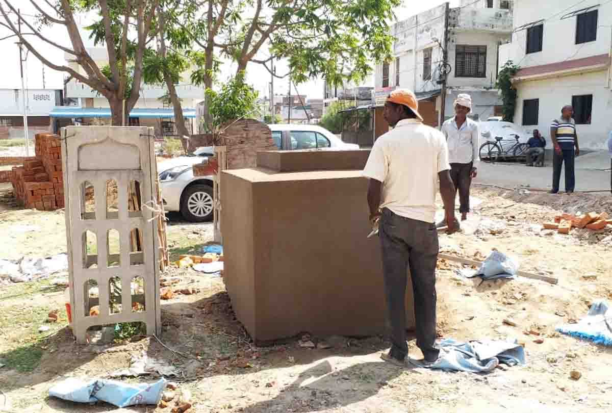 Congress leader removes Atal Bihari's statue to take possession of seven crore land