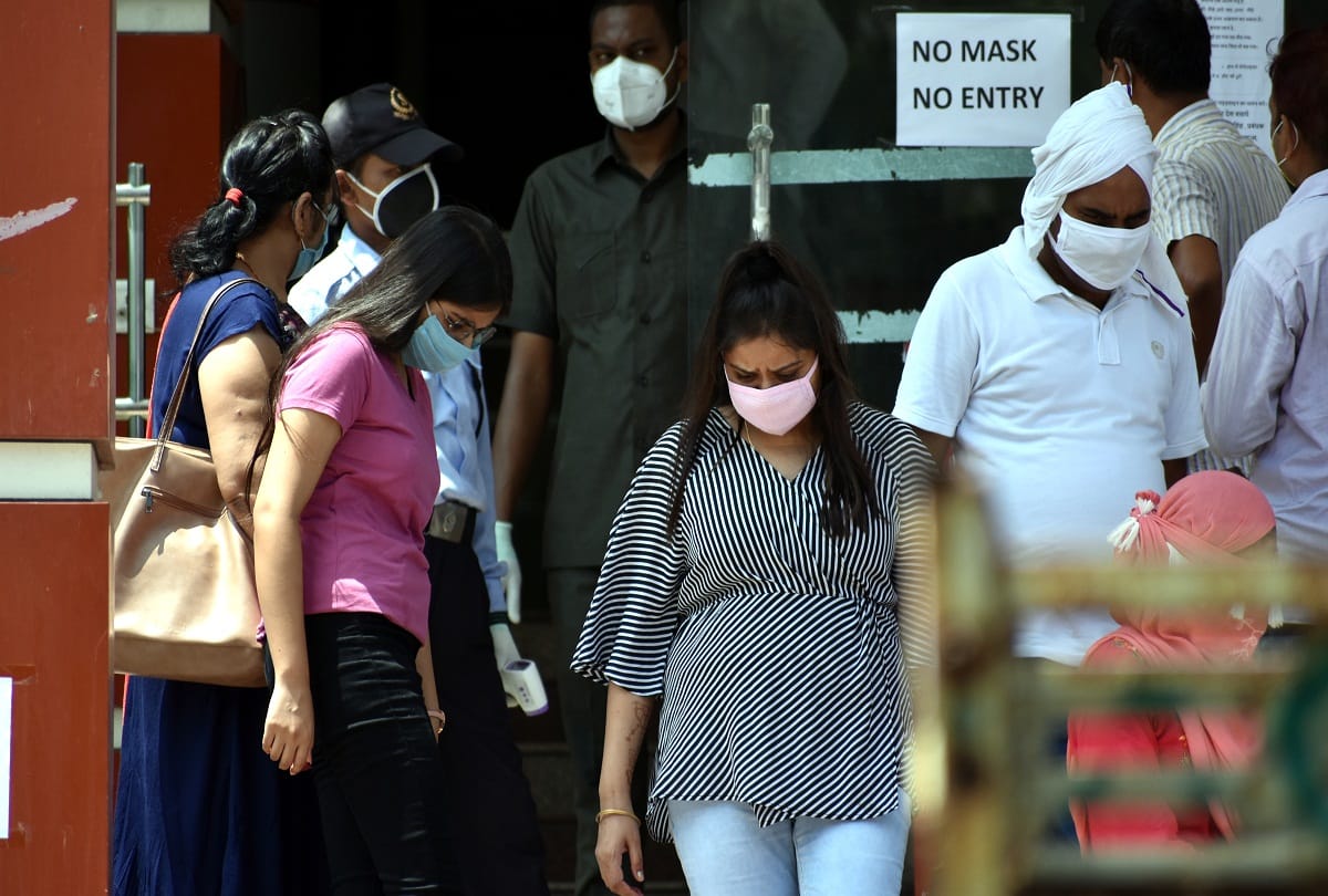 Prayagraj: Corona positive roaming the city