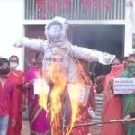 चीनी राष्ट्रपति का पुतला और चीनी झंडा जलाया