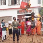चीनी राष्ट्रपति का पुतला और चीनी झंडा जलाया