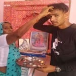 बॉर्डर पर तैनात बेटे को तिलक लगाकर विदा करती मां