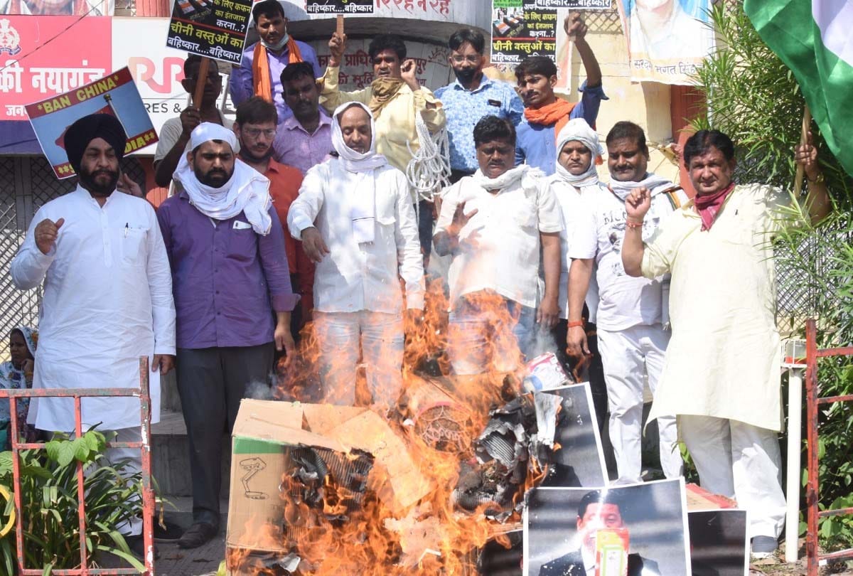 Boycott China News: Violent clashes along Ladakh border, traders raging on China's dastardly act, burning posters