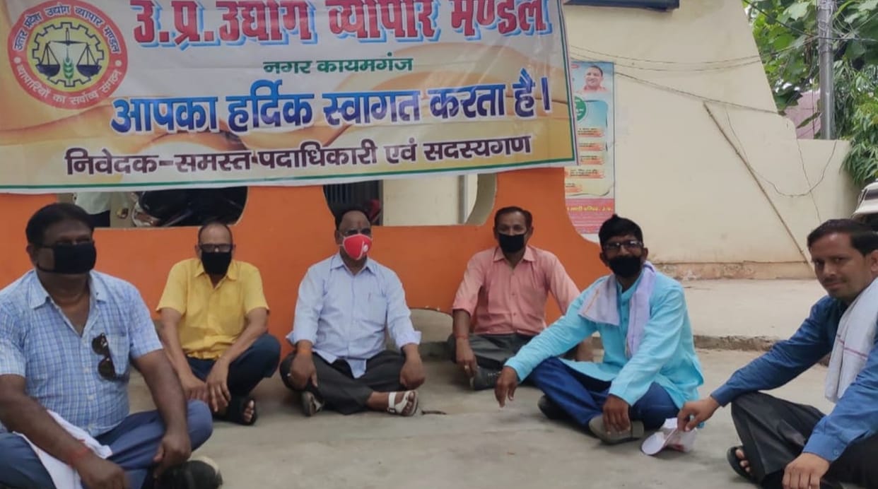 Traders sitting on a dharna demanding the removal of mandi duty