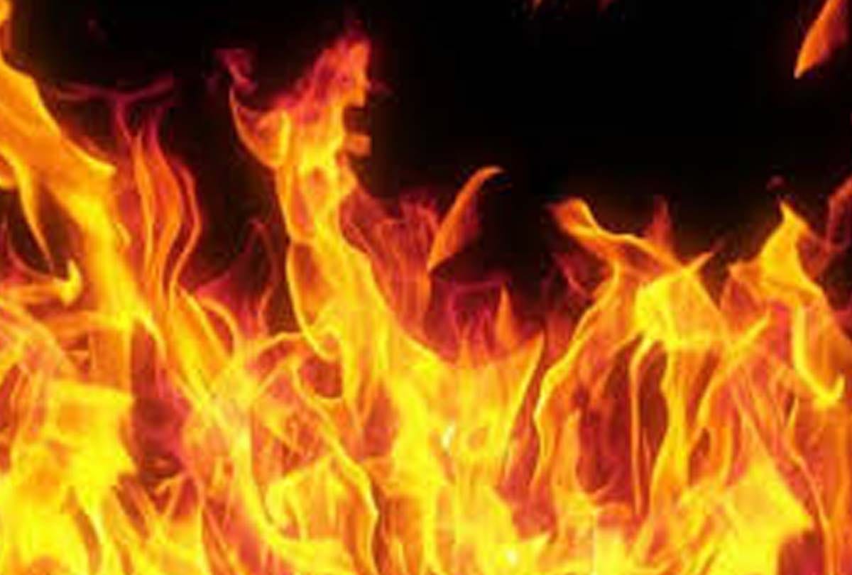 Neighbors lock the family inside the house and set fire to the outside in unnao