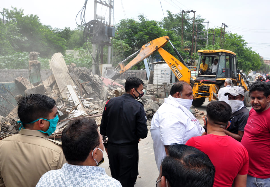 Municipal Corporation launched encroachment drive on Chakrata road