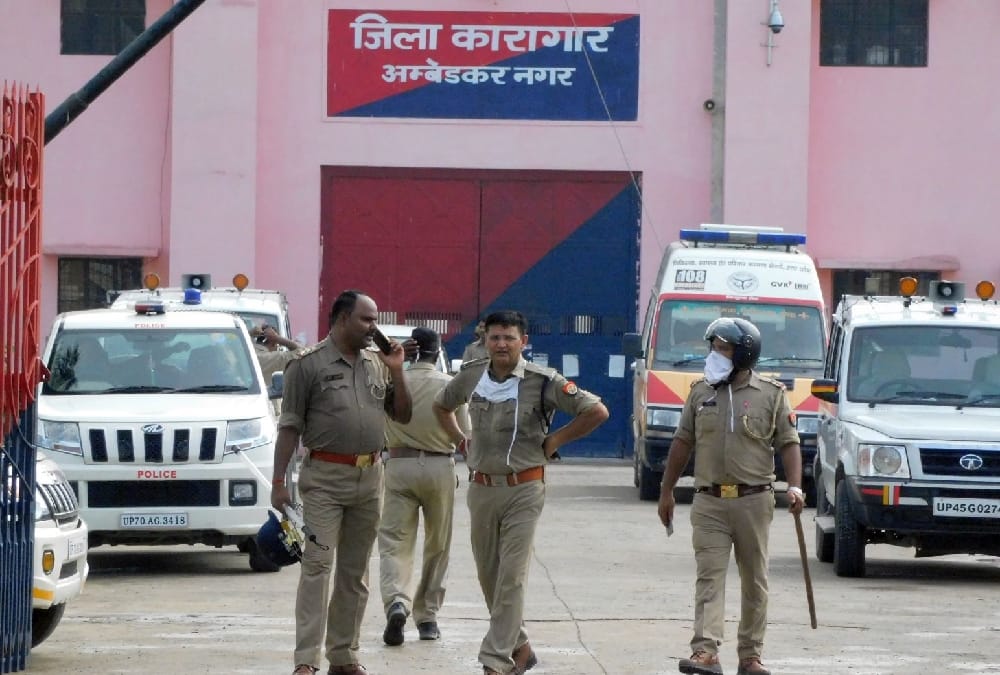 Clash between prisoners and jail employees in Ambedkarnagar district jail.