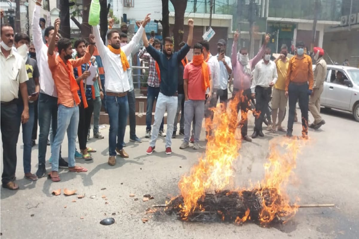 India China Dispute, VHP activists has protest against China and burnt of mannequin in Bijnor of Uttar Pradesh