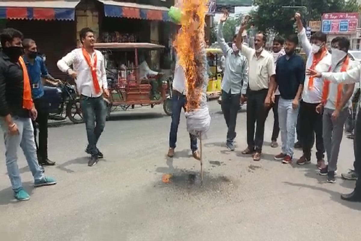 India China Dispute, VHP activists has protest against China and burnt of mannequin in Bijnor of Uttar Pradesh