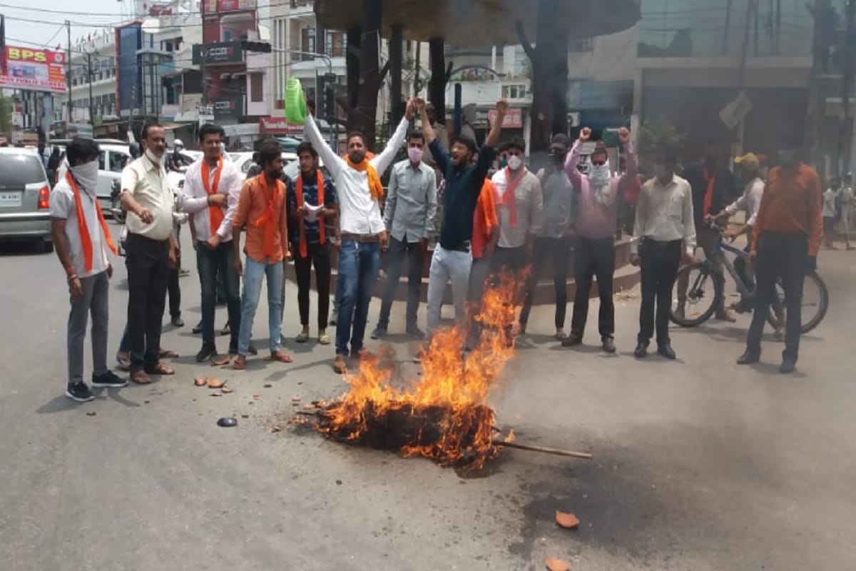 India China Dispute, VHP activists has protest against China and burnt of mannequin in Bijnor of Uttar Pradesh