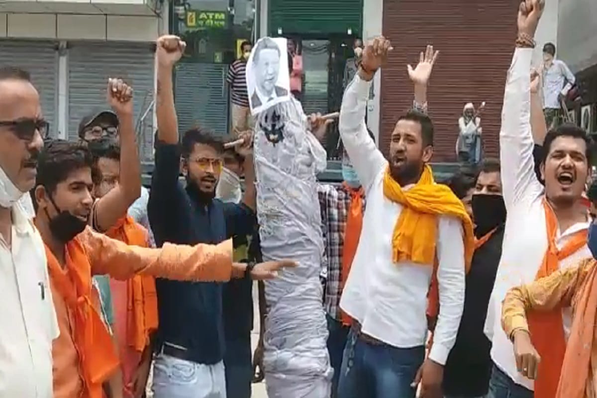 India China Dispute, VHP activists has protest against China and burnt of mannequin in Bijnor of Uttar Pradesh