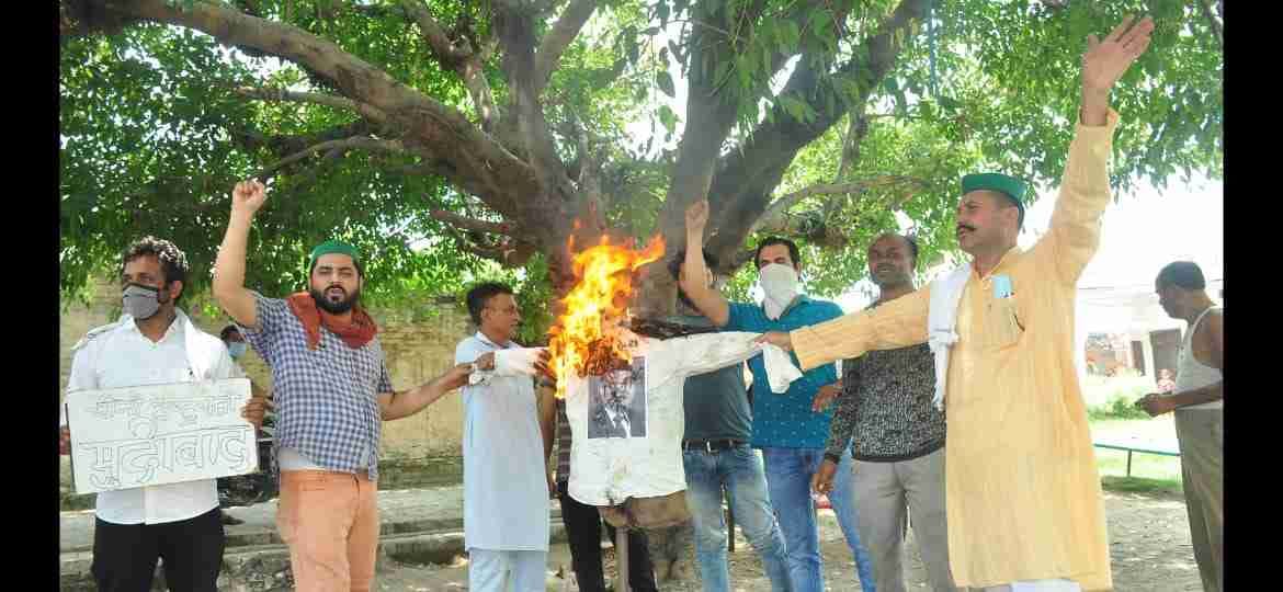 Farmers took out a procession and burnt the effigy of the President of China