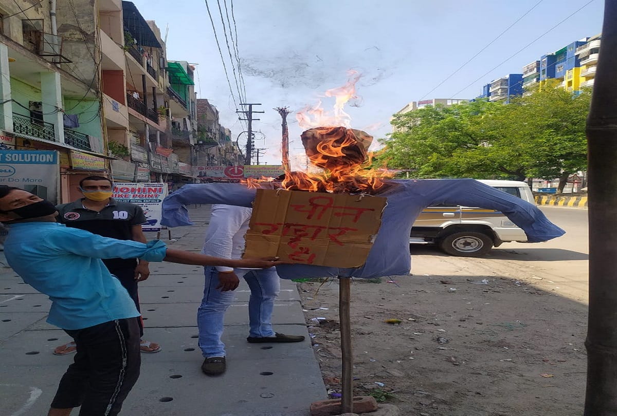 Delhi ncr people protesting against china for galvan valley attack some fire effigy some break trade agreement with china boycott made in china