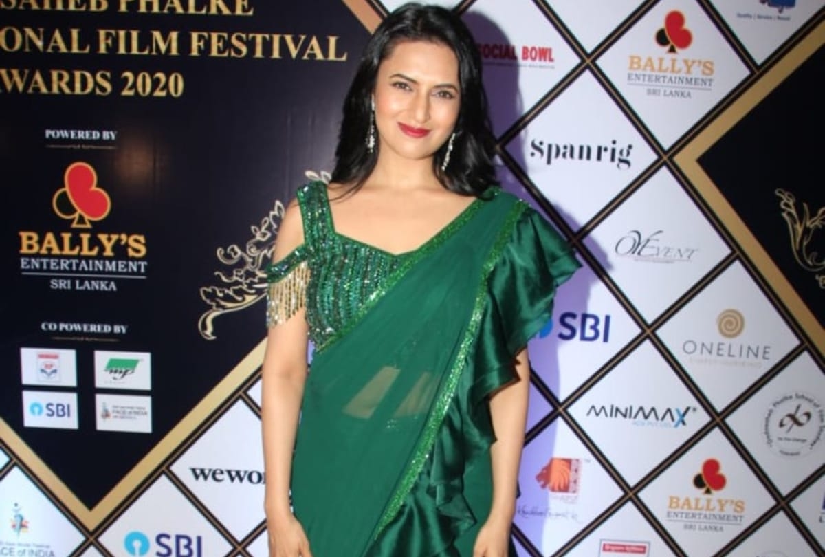 dada saheb international award 2020 divyanka tripathi and sonali seygall wore same outfit