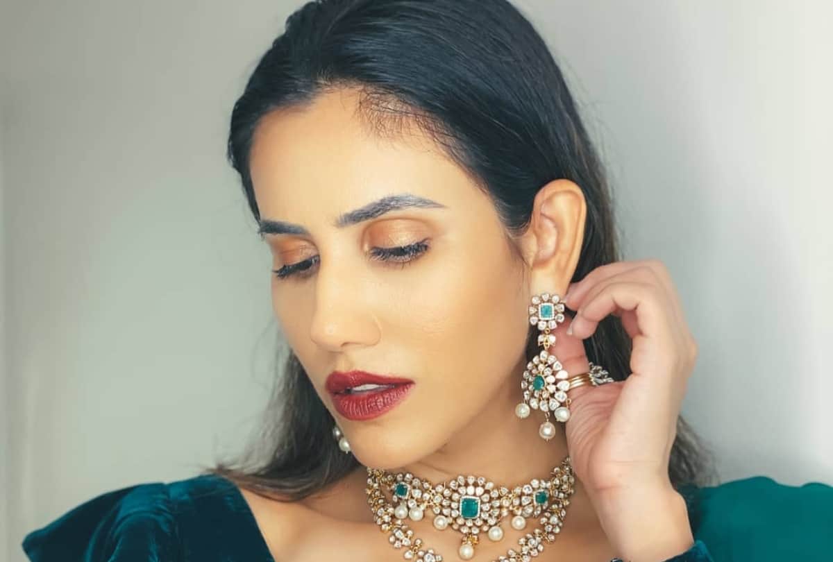 secret tricks to wear heavy earrings of bollywood actress without pain