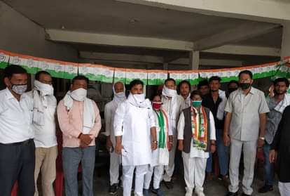 कांग्रेस जिला अध्यक्ष निर्मला पासवान के नेतृत्व में शहीद भारतीय सैनिकों को मौन रहकर श्रद्धांजलि अर्पित करते कांग्रेस कार्यकर्ता।