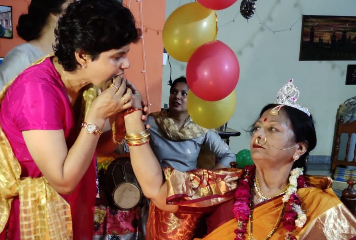 Unique celebration of 50th marriage anniversary by Zoom app