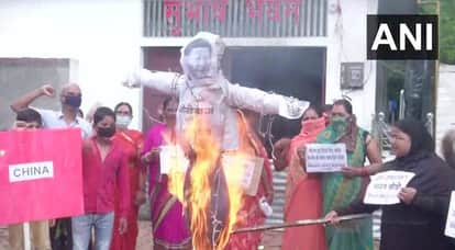 चीनी राष्ट्रपति का पुतला और चीनी झंडा जलाया