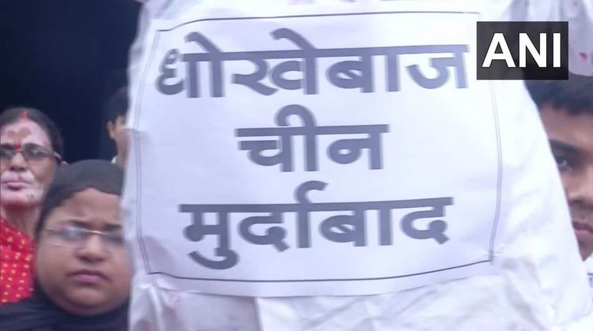Boycott China News : India China Border NGO Vishal Bharat Sansthan burn Chinese flag and effigy of Chinese President Xi Jinping in varanasi
