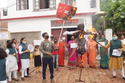 चीनी राष्ट्रपति का पुतला और चीनी झंडा जलाया