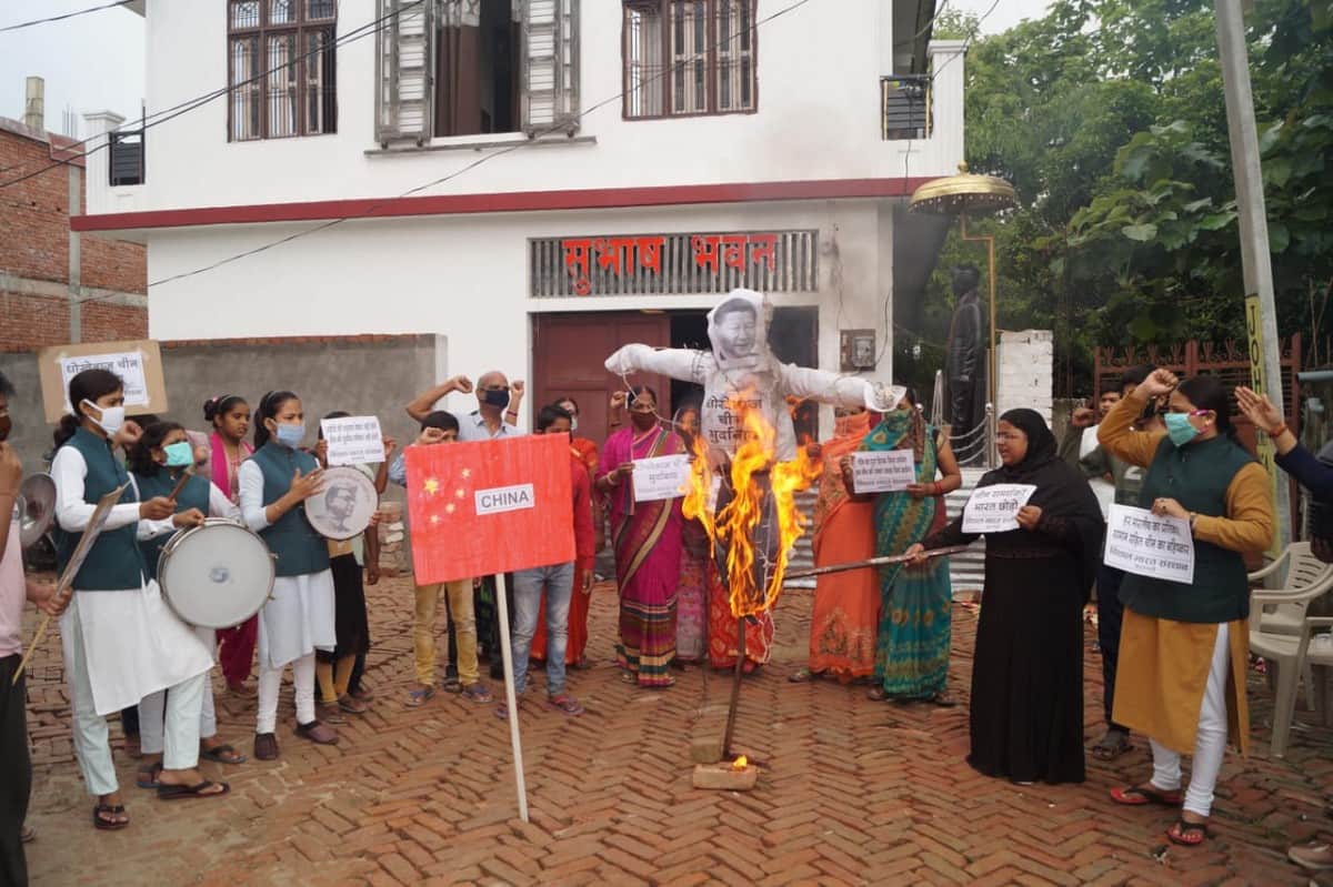 Boycott China News : India China Border NGO Vishal Bharat Sansthan burn Chinese flag and effigy of Chinese President Xi Jinping in varanasi