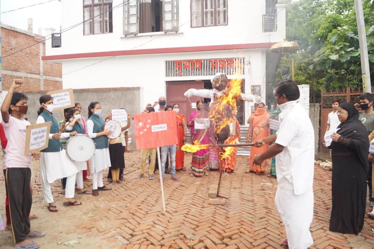 Boycott China News : India China Border NGO Vishal Bharat Sansthan burn Chinese flag and effigy of Chinese President Xi Jinping in varanasi
