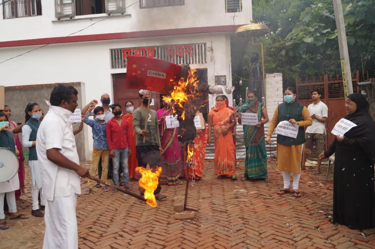 Boycott China News : India China Border NGO Vishal Bharat Sansthan burn Chinese flag and effigy of Chinese President Xi Jinping in varanasi