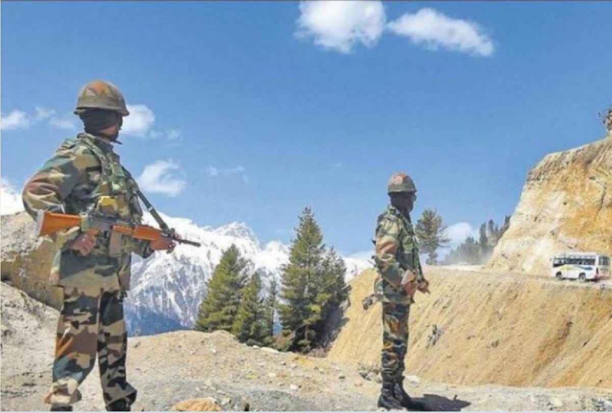 india china news in hindi, Emergency powers given to security forces deployed in Ladakh, Bofors cannons sent from Srinagar