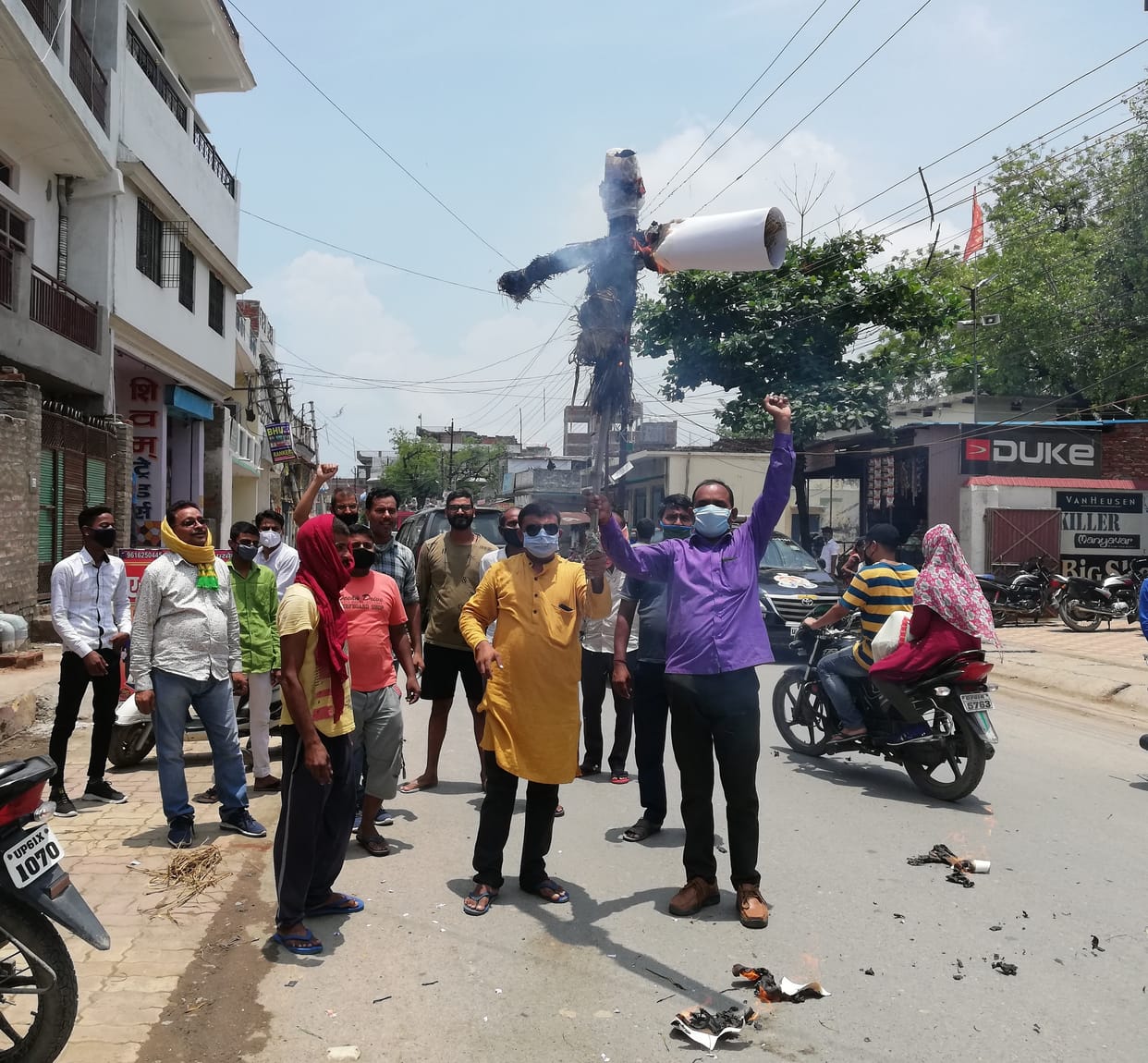 BJP workers burnt effigy of Chinese President