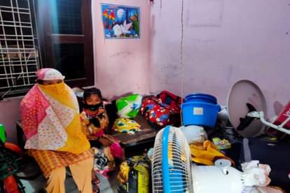 शहीद की पत्नी व बच्ची