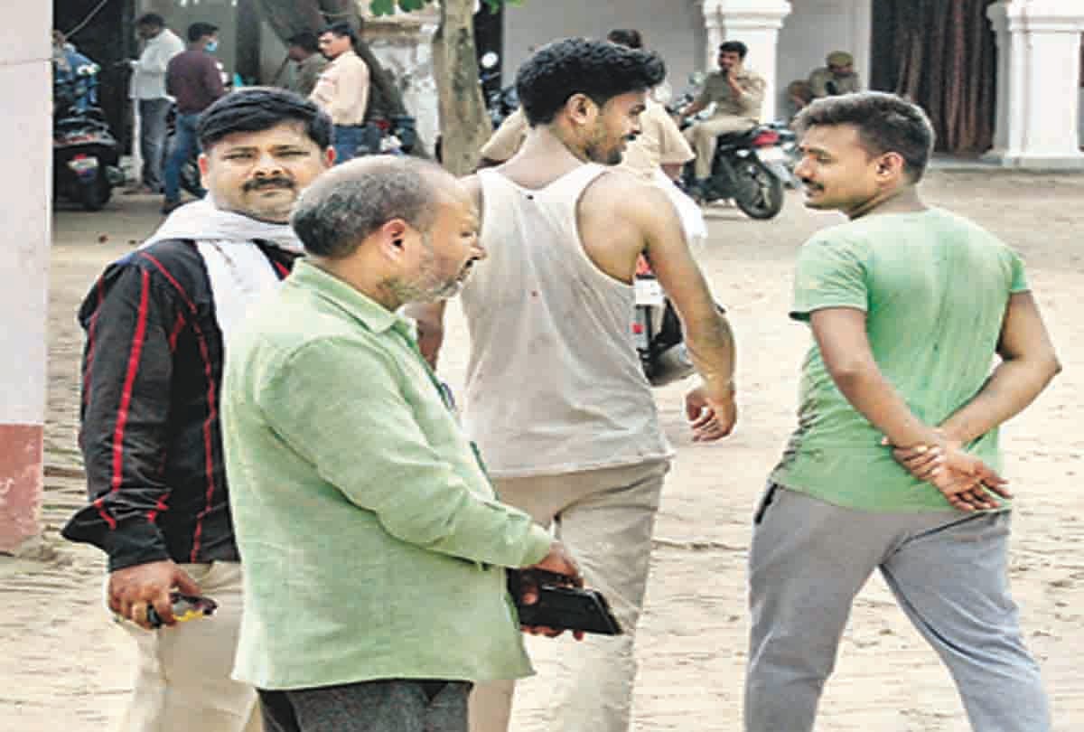 Neither face cover nor social distance, people are unaware of the fear of Corona