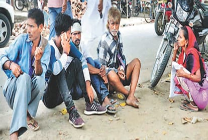 Neither face cover nor social distance, people are unaware of the fear of Corona