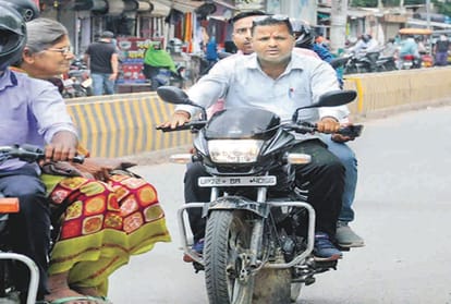 Neither face cover nor social distance, people are unaware of the fear of Corona