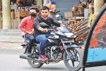 Neither face cover nor social distance, people are unaware of the fear of Corona