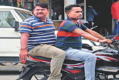 Neither face cover nor social distance, people are unaware of the fear of Corona