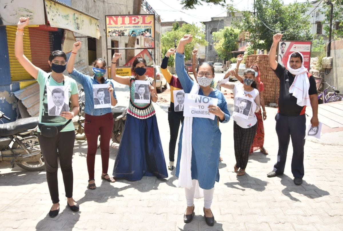 Mathura People Burnt Effigy Of Chinese President Boycott Made In Chaina