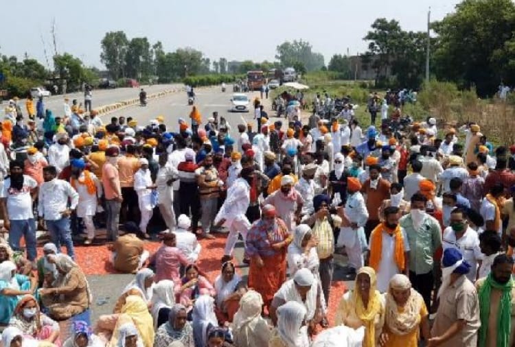 Kin and people protest in Gurdaspur after murder of two brothers
