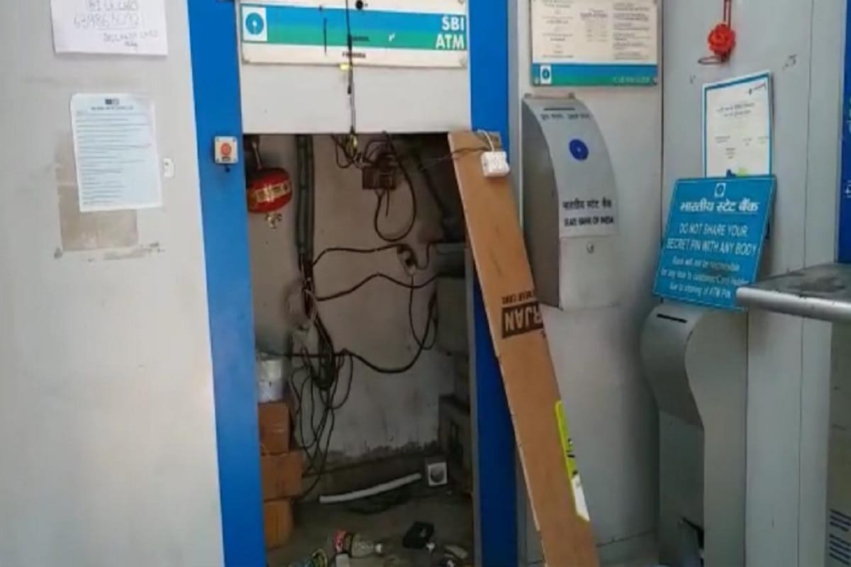 UP Crime News: 17 lakhs looted by many criminals from ATM of SBI Bank on Delhi Highway at Saharanpur