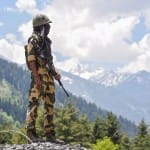 कश्मीर के गांदरबल जिले में श्रीनगर-लेह राष्ट्रीय राजमार्ग के किनारे तैनात सीमा सुरक्षा बल (बीएसएफ) का एक जवान।