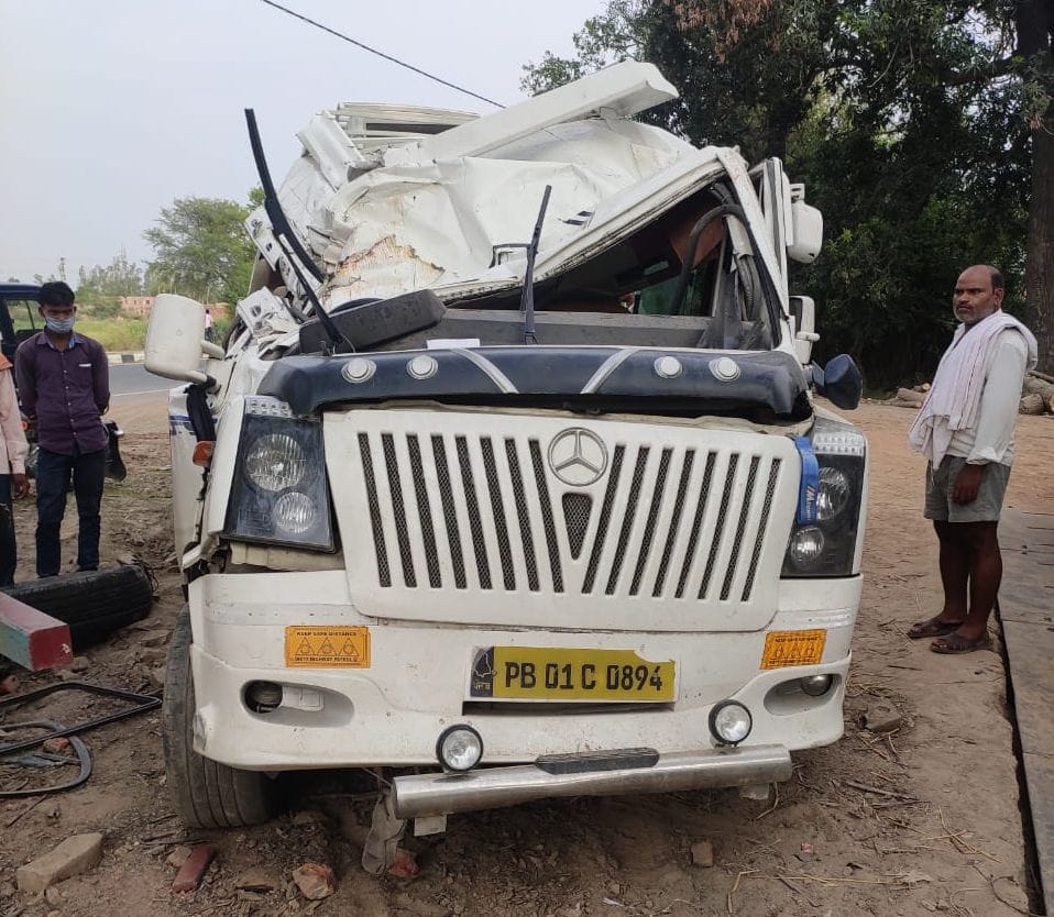 Hardoi: A bus full of workers collided with a truck after a tire burst, one dead