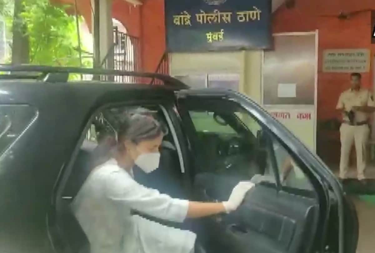 Sushant Singh Rajput friend Rhea Chakraborty is present at Bandra Police Station for interrogation