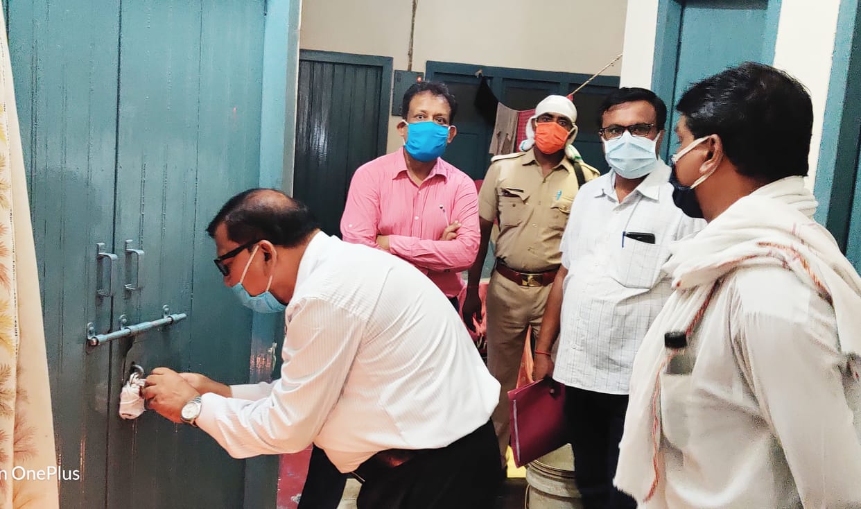 Ultrasound and X-ray center sealed without a doctor in Tanda