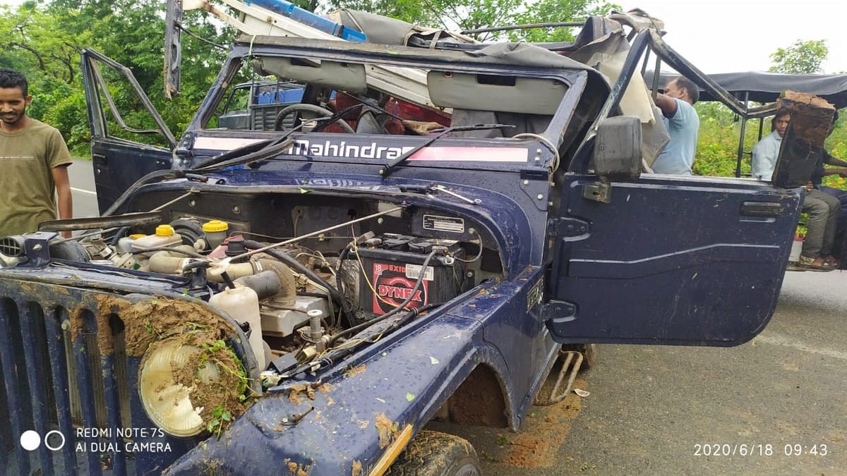 Animal smugglers crashed into police jeep five policemen injured in chandauli