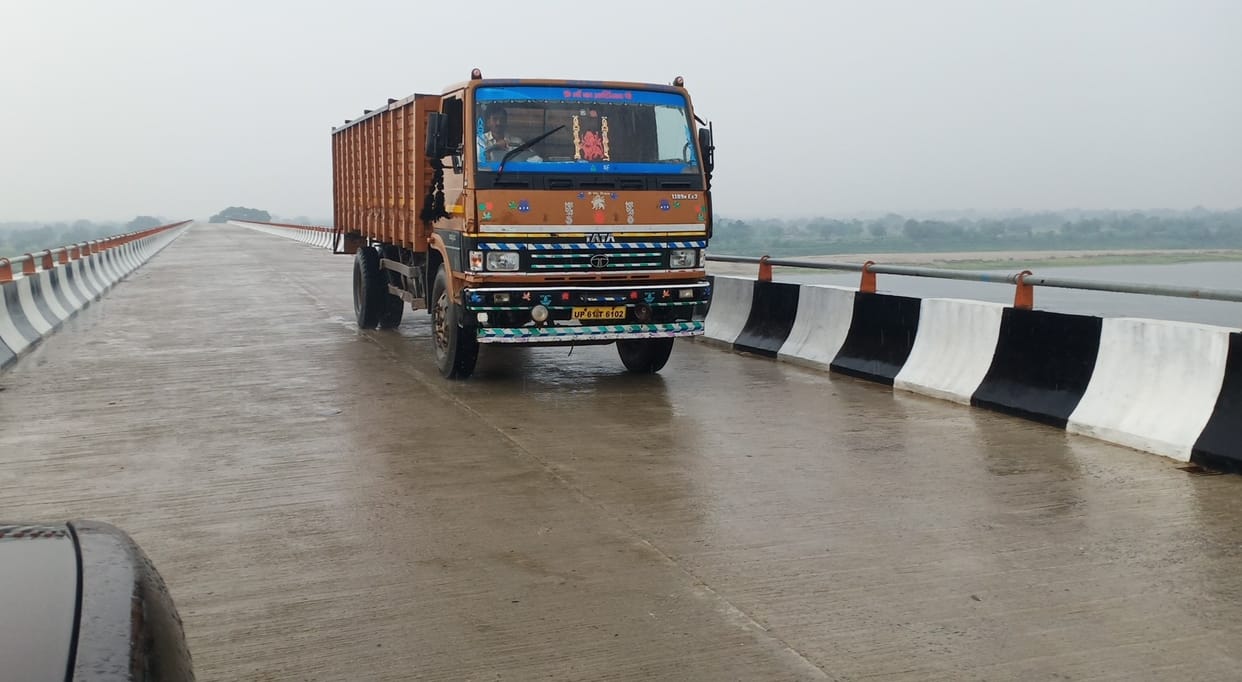 Sand loaded overload vehicle running without interruption
