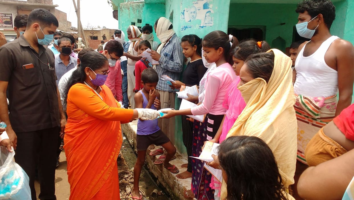 kendriya mantri sadhvi niranajn giv mask to needy in fatehpur