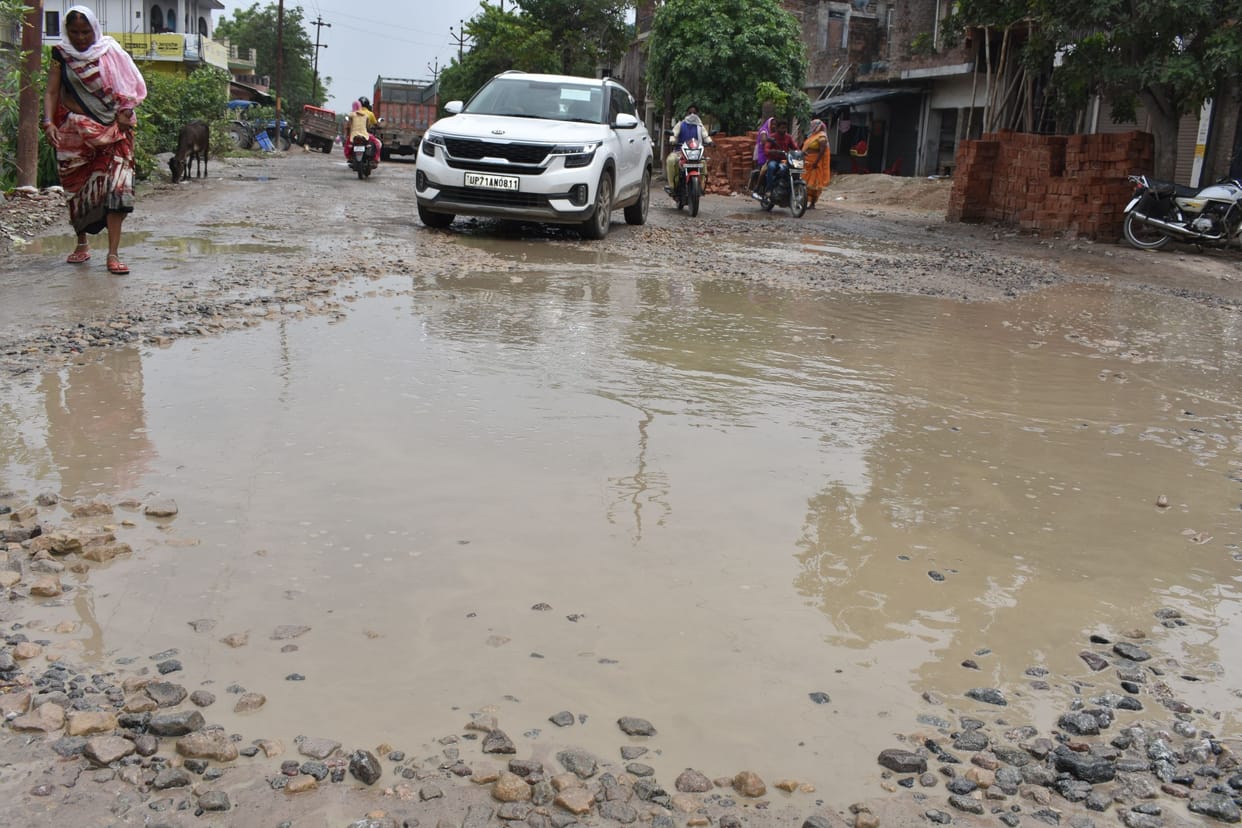 road fill with water and mud in fatehpur